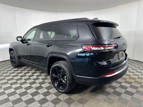 Diamond Black Crystal Pearlcoat 2023 Jeep Grand Cherokee L Altitude