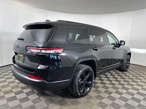 Diamond Black Crystal Pearlcoat 2023 Jeep Grand Cherokee L Altitude
