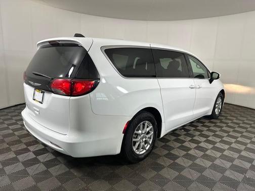 2022 Chrysler Voyager LX