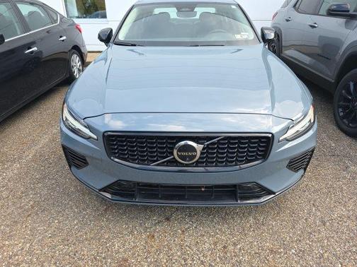 2023 Volvo S60 Recharge Plug-In Hybrid T8 Plus Dark Theme