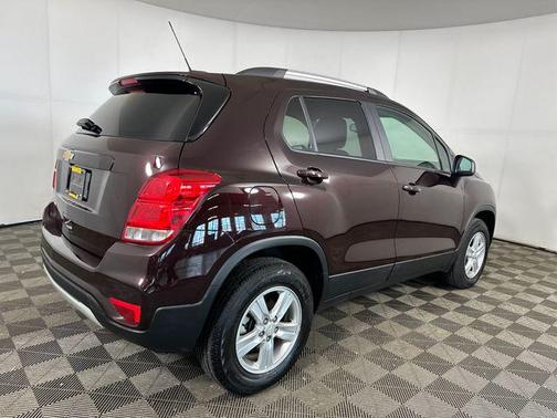 Black Cherry Metallic 2022 Chevrolet Trax LT
