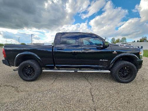 Diamond Black Crystal Pearlcoat 2024 RAM 2500 Laramie Crew Cab 4x4 6'4' Box