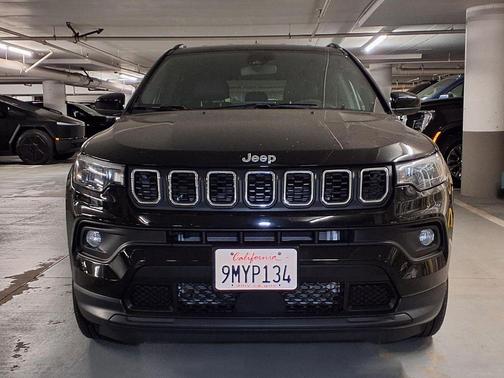Diamond Black Crystal Pearlcoat 2024 Jeep Compass Latitude