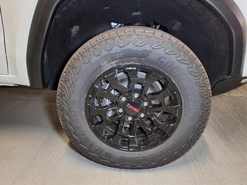 Summit White 2026 GMC Canyon Elevation