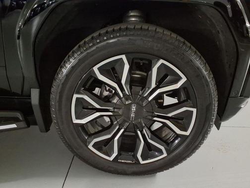 Onyx Black 2025 GMC Sierra EV Max Range Denali