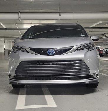 2025 Toyota Sienna Platinum