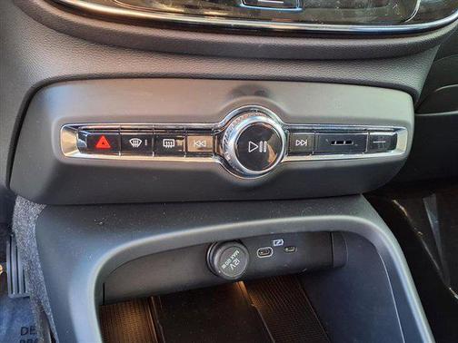 2025 Volvo XC40 B5 Plus Bright Theme