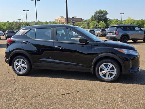 2025 Nissan Kicks S