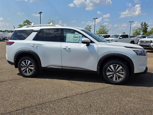 2025 Nissan Pathfinder SL FWD