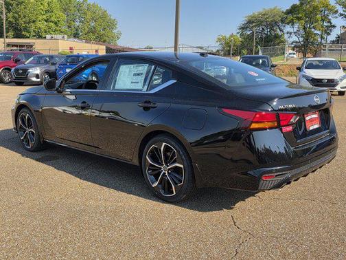 2025 Nissan Altima SR FWD