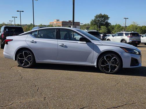 2025 Nissan Altima SR FWD