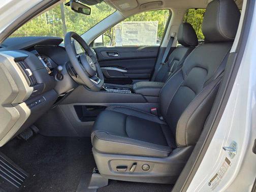 2025 Nissan Pathfinder SL FWD