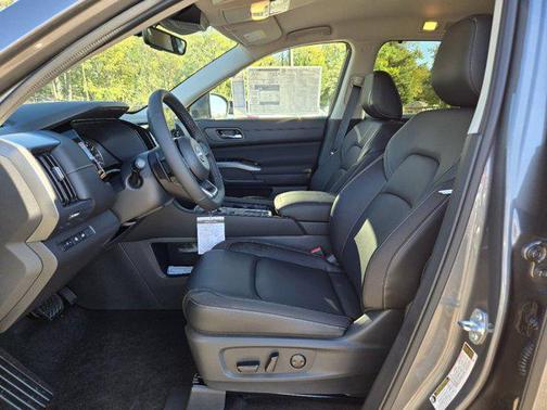 2025 Nissan Pathfinder SL FWD