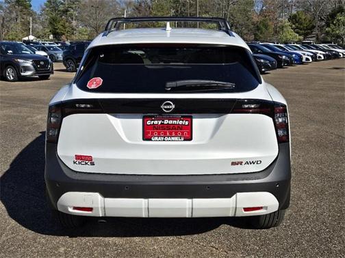 2025 Nissan Kicks SR