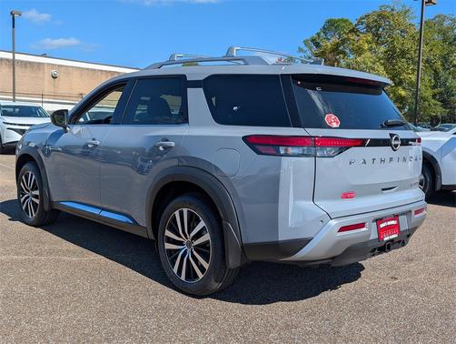 2025 Nissan Pathfinder Platinum FWD