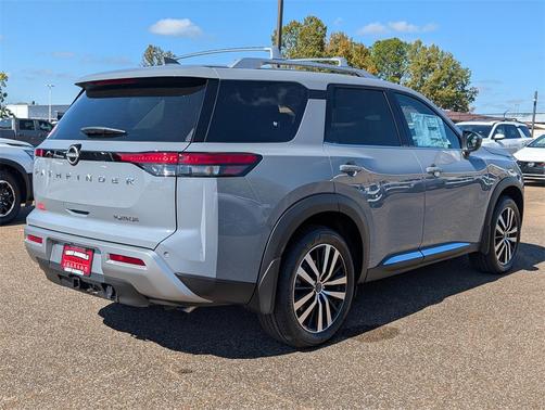 2025 Nissan Pathfinder Platinum FWD