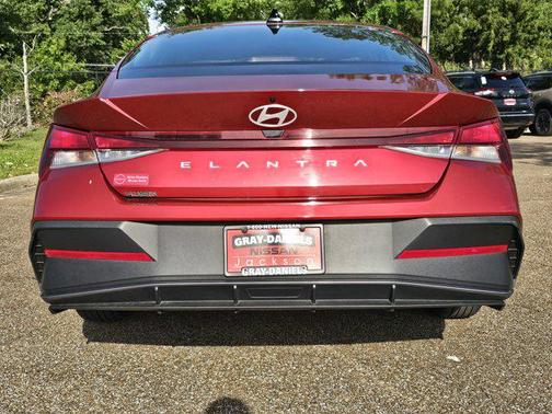 2024 Hyundai ELANTRA SE