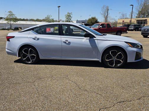 2024 Nissan Altima SR FWD