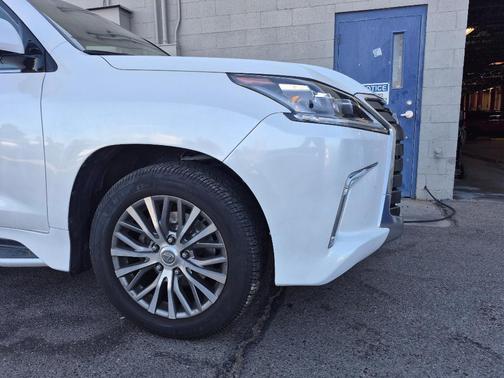 Eminent White Pearl 2018 Lexus LX 570