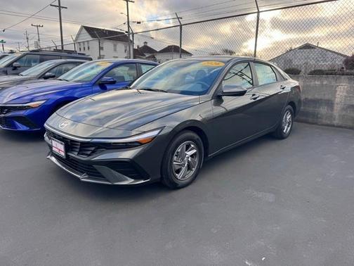 2026 Hyundai ELANTRA SE