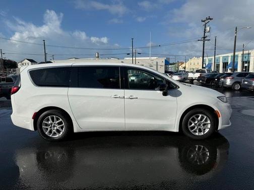 2024 Chrysler Pacifica Touring-L