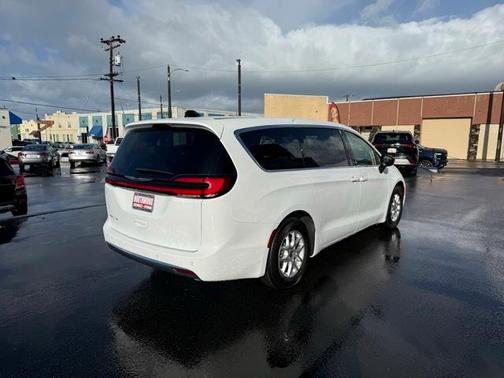 2024 Chrysler Pacifica Touring-L