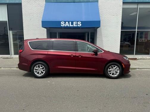 2023 Chrysler Pacifica Touring-L