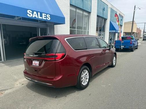 2023 Chrysler Pacifica Touring-L