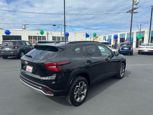 Mosaic Black Metallic 2025 Chevrolet Trax LT