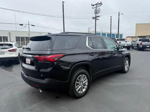 Mosaic Black Metallic 2023 Chevrolet Traverse LT Cloth