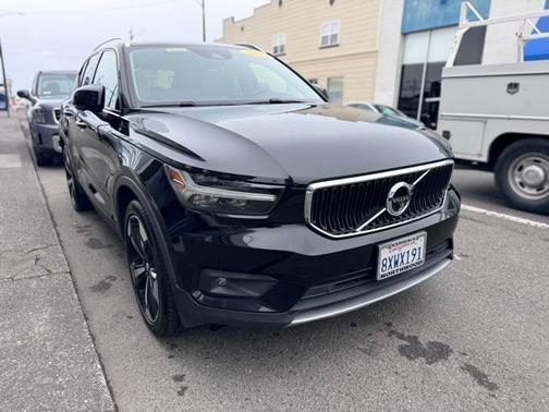 2021 Volvo XC40 T5 Momentum