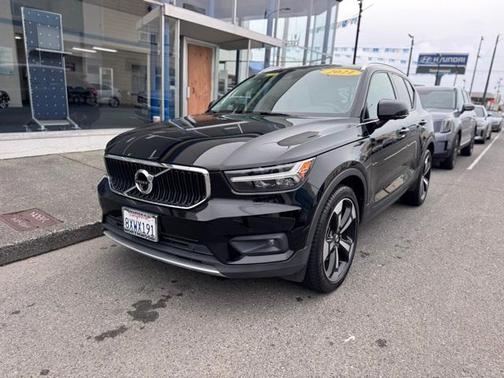2021 Volvo XC40 T5 Momentum