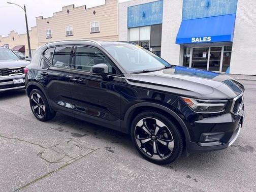 2021 Volvo XC40 T5 Momentum