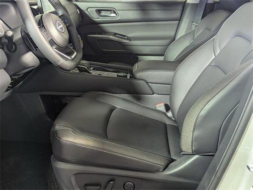 2025 Nissan Pathfinder SL 4WD