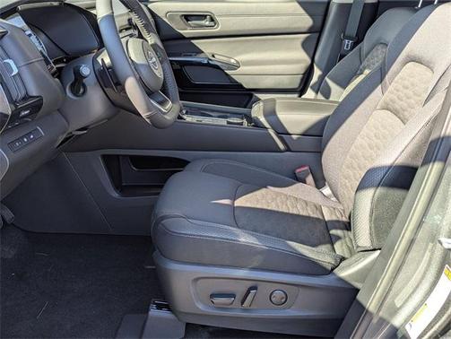 2025 Nissan Pathfinder SV 4WD