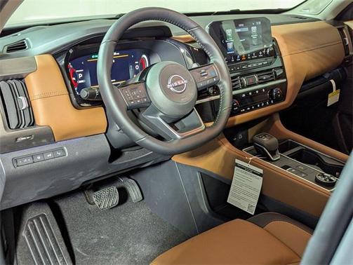 2025 Nissan Pathfinder Platinum 4WD