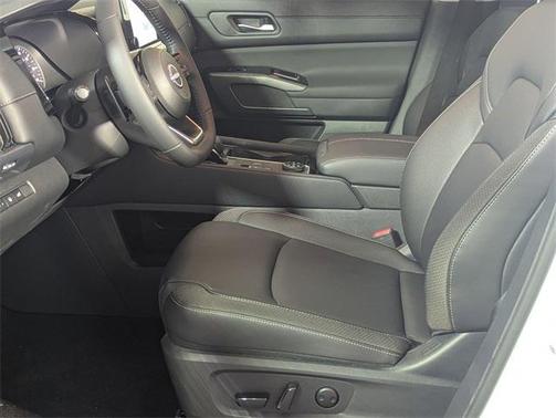 2025 Nissan Pathfinder SL 4WD