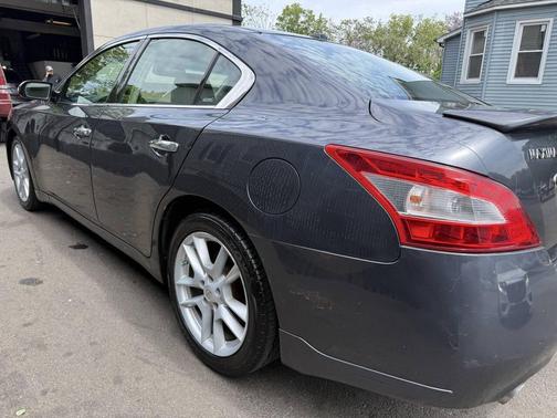 Gray 2010 Nissan Maxima SV