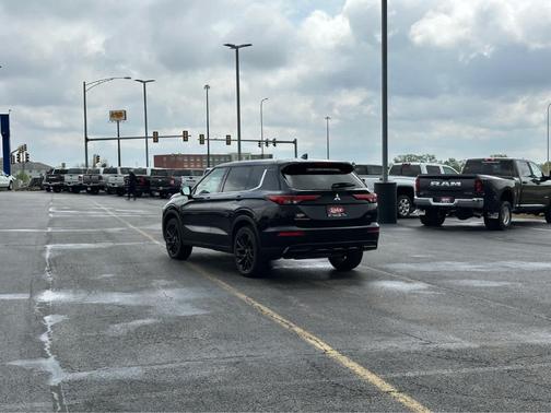 2023 Mitsubishi Outlander SE Black Edition