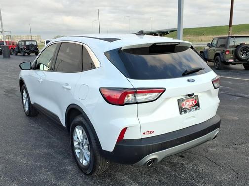 Oxford White 2022 Ford Escape SE