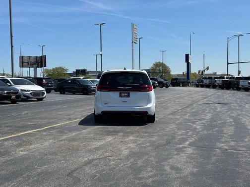 2025 Chrysler Pacifica Select