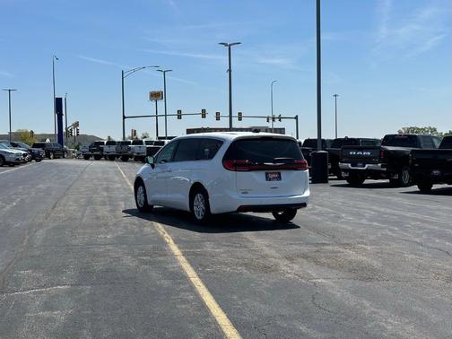 2025 Chrysler Pacifica Select