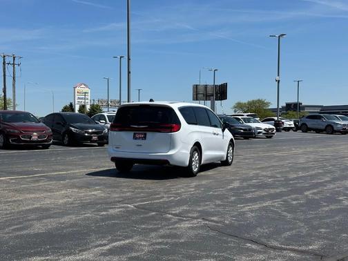 2025 Chrysler Pacifica Select