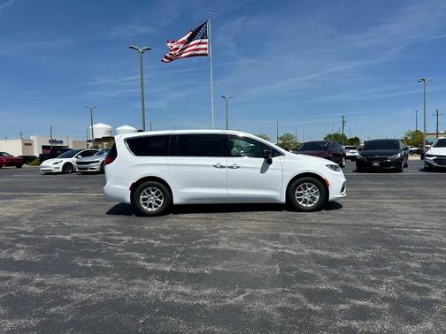 2025 Chrysler Pacifica Select