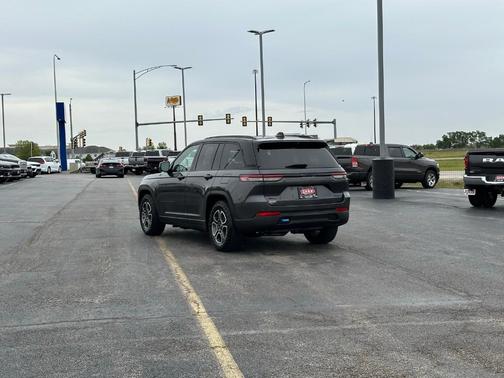 2022 Jeep Grand Cherokee 4xe Trailhawk