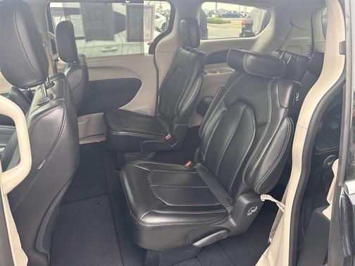 2023 Chrysler Pacifica Touring-L