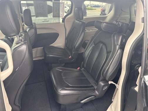 2023 Chrysler Pacifica Touring-L