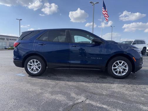 Blue Glow Metallic 2022 Chevrolet Equinox LS