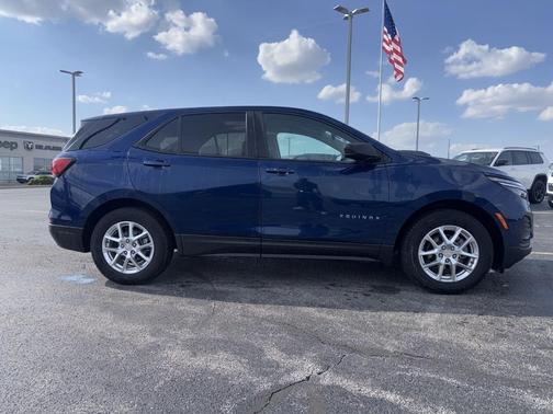 Blue Glow Metallic 2022 Chevrolet Equinox LS