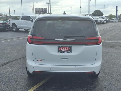 2023 Chrysler Pacifica Touring-L